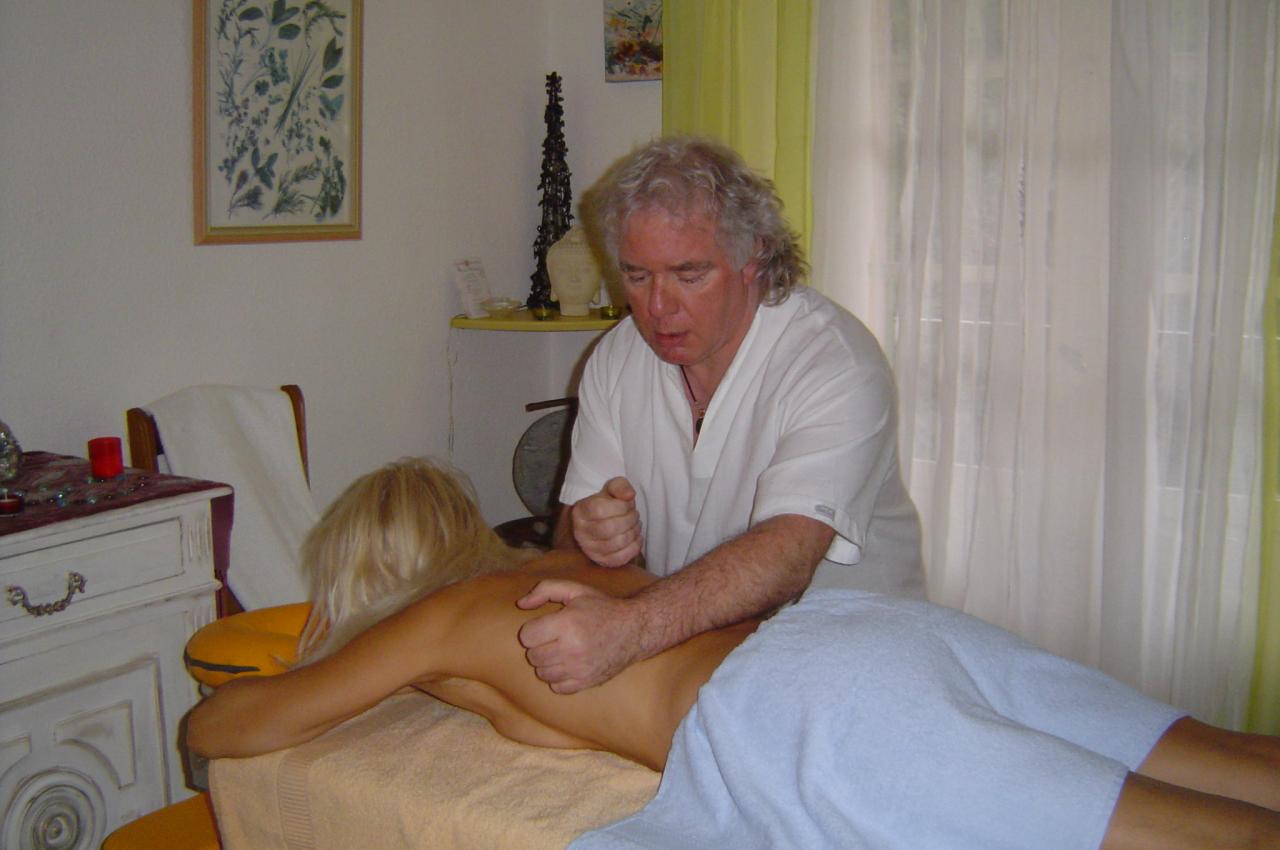 -Massage Lomi  Lomi