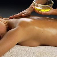 Massage à l 'huile d'amande douce